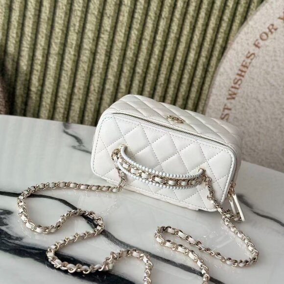 Classic CHANEL Bag: A Stylish and Versatile Choice for Elegance - Picture 5 of 6